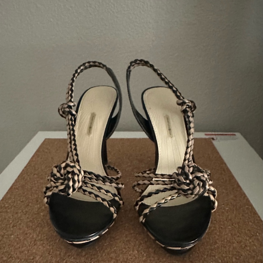 GOOD as NEW! Barely worn CUTE and STYLISH sandals❤️